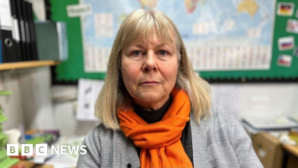 Teachers in divorce 'limbo' take pension valuation legal action